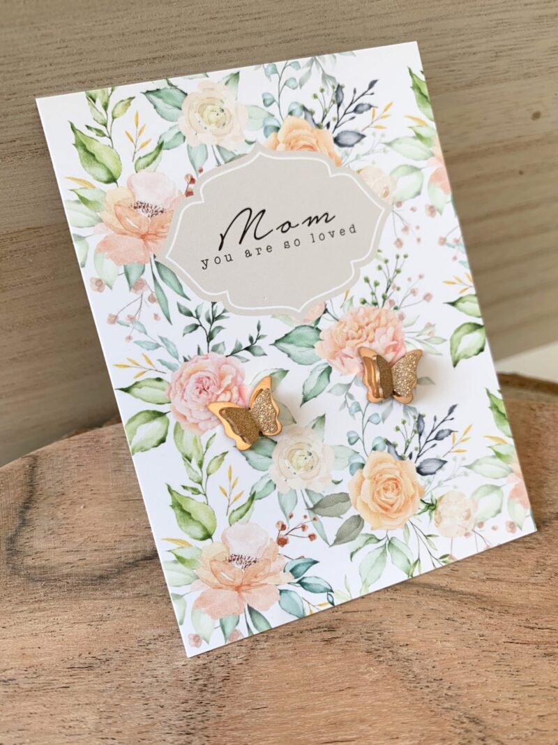 Wenskaartje ‘Mom, you are so loved’ met rosé vlindertjes
