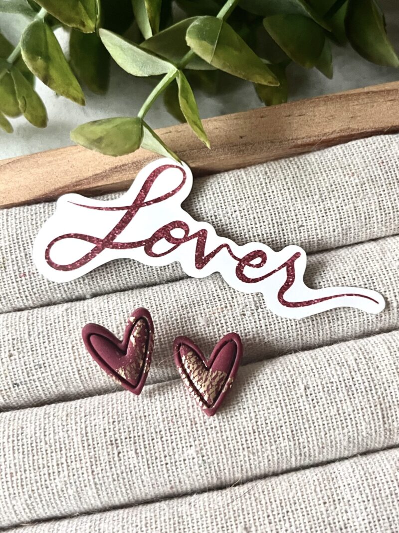 Eras Collection: Lover Maroon Heart Studs - Afbeelding 3