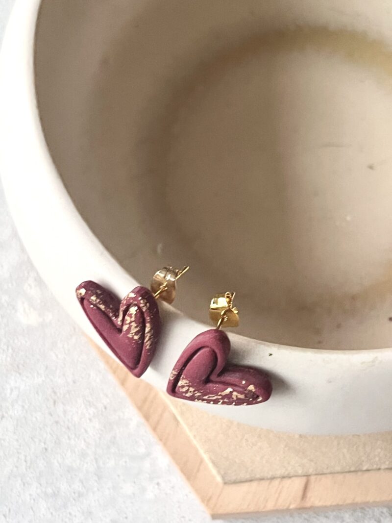 Eras Collection: Lover Maroon Heart Studs - Afbeelding 2