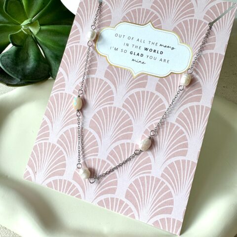 Wenskaart Moms met zilveren ketting en zoetwaterkralen